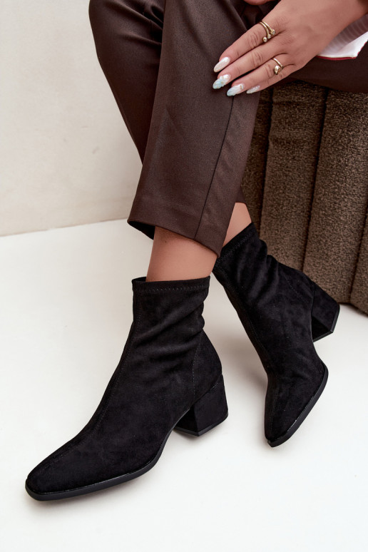 Botins femininos com salto tipo Klocek na cor preta Rosley