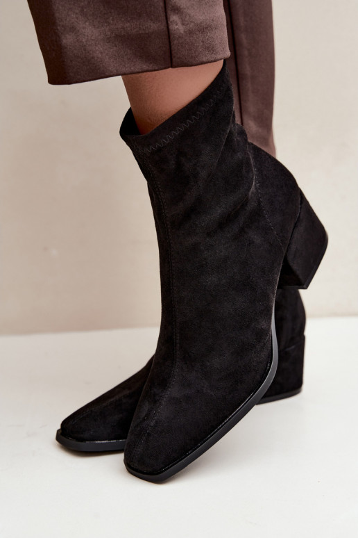 Botins femininos com salto tipo Klocek na cor preta Rosley