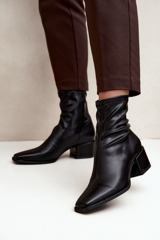 Botins femininos com salto tipo Klocek em couro sintético na cor preta Rosley