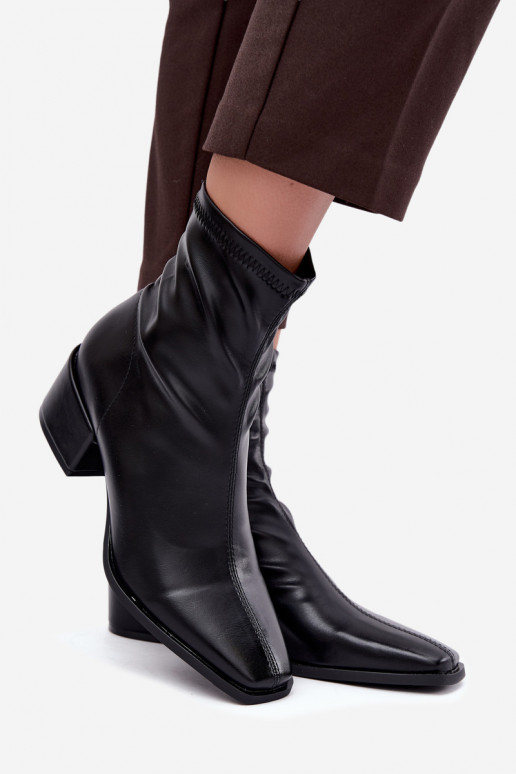Botins femininos com salto tipo Klocek em couro sintético na cor preta Rosley