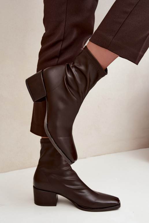 Botins femininos com salto tipo Klocek em couro sintético na cor chocolate Rosley