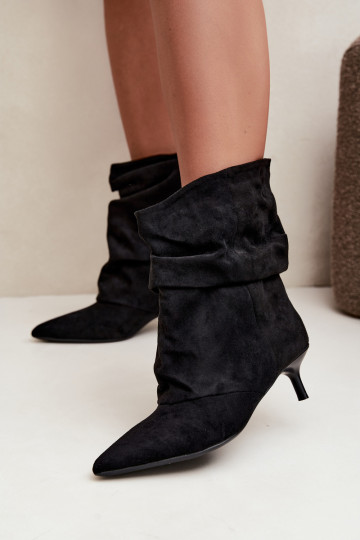 botins slouchy com salto na cor preta Farren
