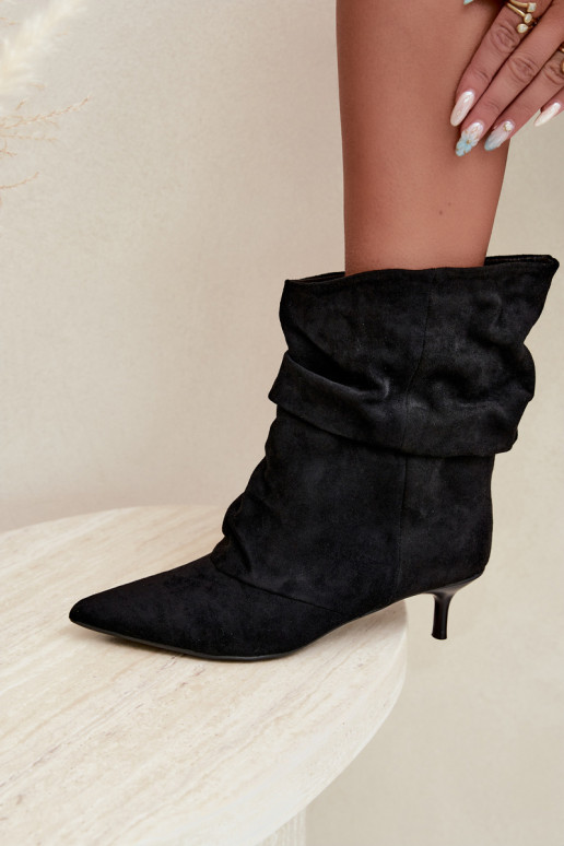 botins slouchy com salto na cor preta Farren