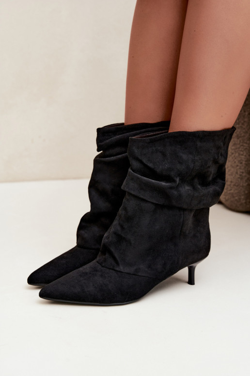 botins slouchy com salto na cor preta Farren