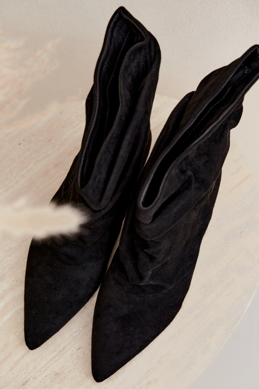 botins slouchy com salto na cor preta Farren