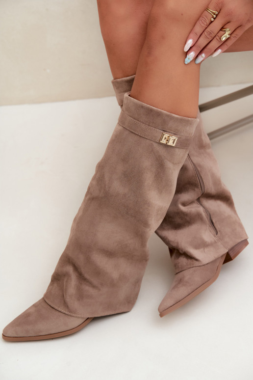 botas altas femininas com cano costurado em salto baixo de camurça sintética em cor areia Gisellea