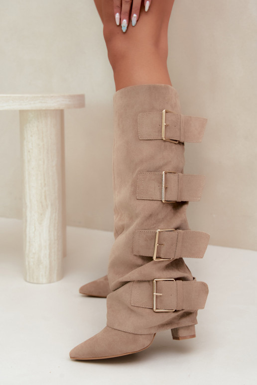 botas altas femininas com cano costurado em cor dourada com fivelas em camurça sintética khaki Isa
