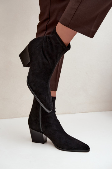 botins femininos com saltos inclinados em preto Atina 2