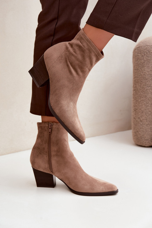 botins femininos com saltos inclinados em cor areia Atina