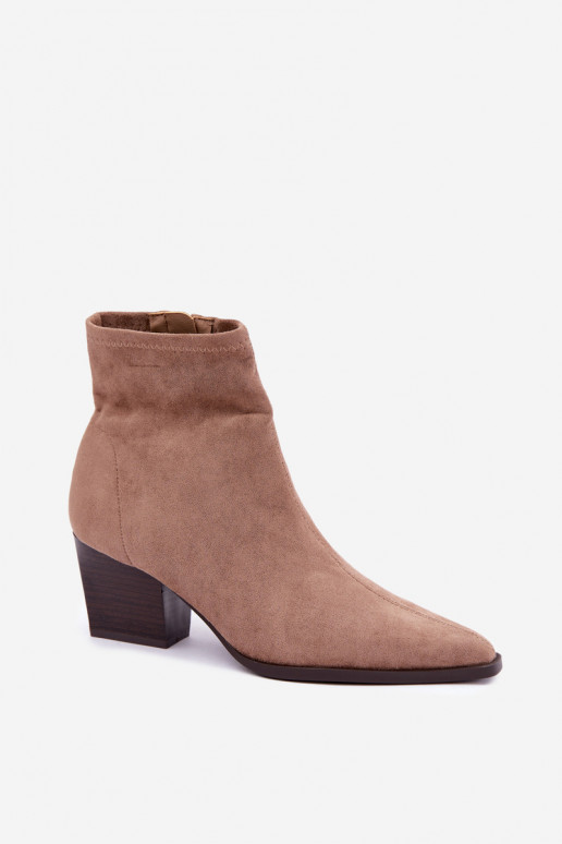 botins femininos com saltos inclinados em cor areia Atina