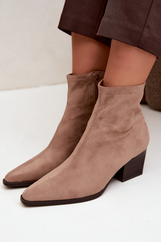 botins femininos com saltos inclinados em cor areia Atina