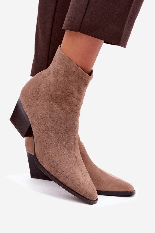 botins femininos com saltos inclinados em cor areia Atina