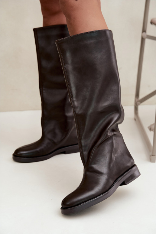 botas altas femininas com saltos largos e bordado decorativo em cor chocolate Gresa