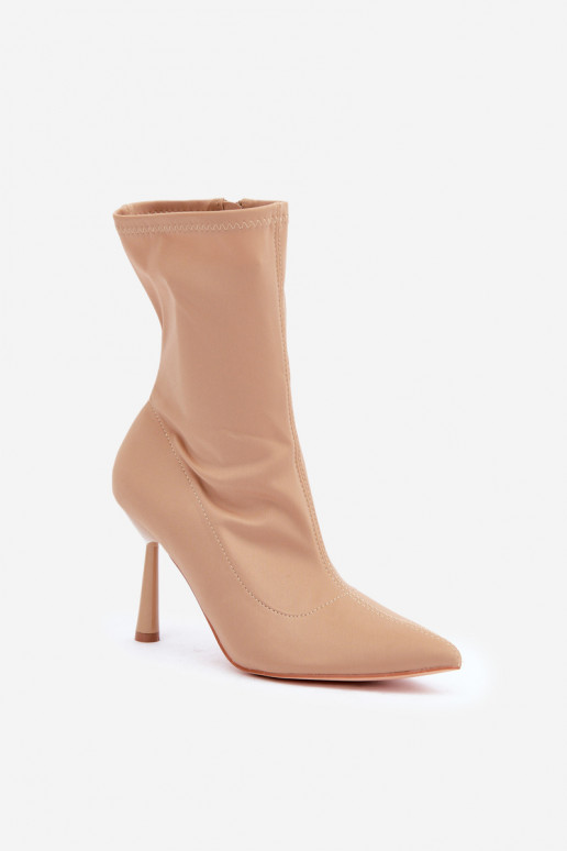 botins com saltos finos em areia