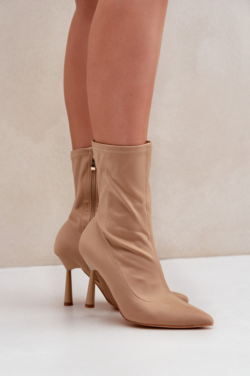 botins com saltos finos em areia