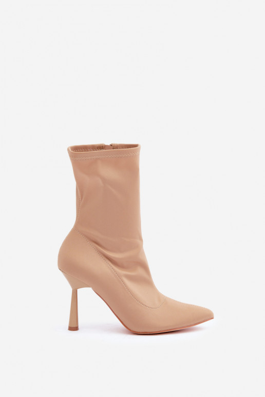 botins com saltos finos em areia