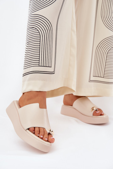 chinelo feminino com plataforma e detalhes decorativos em areia