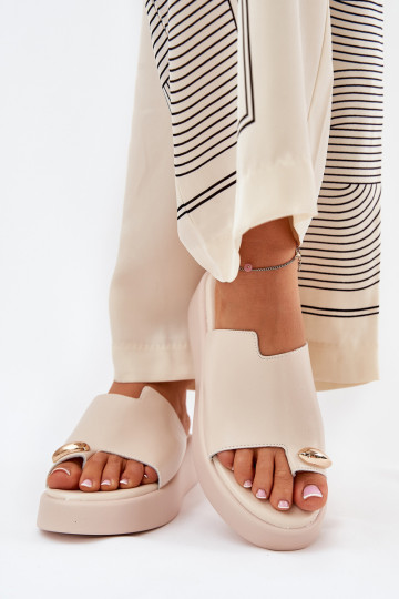 chinelo feminino com plataforma e detalhes decorativos em areia 2
