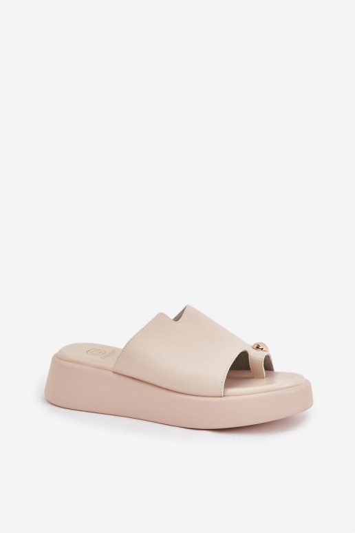 chinelo feminino com plataforma e detalhes decorativos em areia