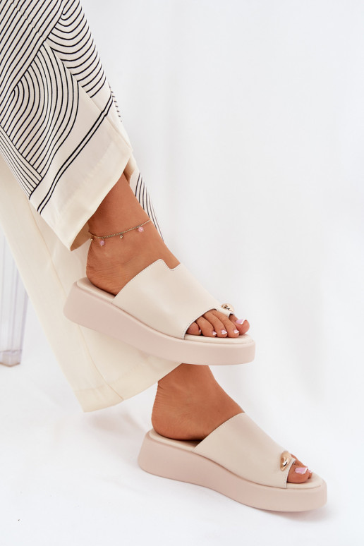 chinelo feminino com plataforma e detalhes decorativos em areia