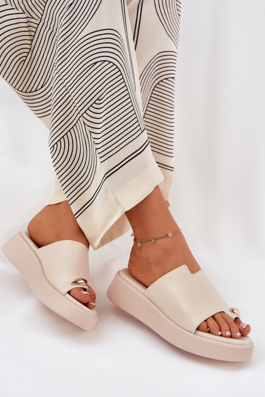 chinelo feminino com plataforma e detalhes decorativos em areia