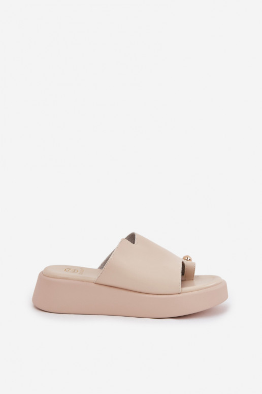 chinelo feminino com plataforma e detalhes decorativos em areia