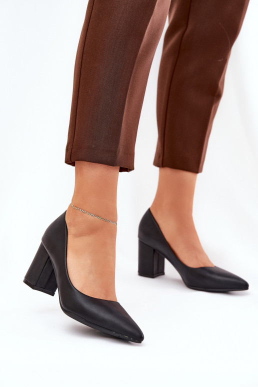 sapatos de salto alto com bicos pontiagudos em preto