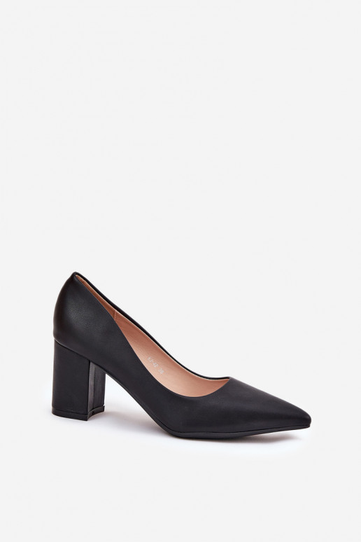 sapatos de salto alto com bicos pontiagudos em preto