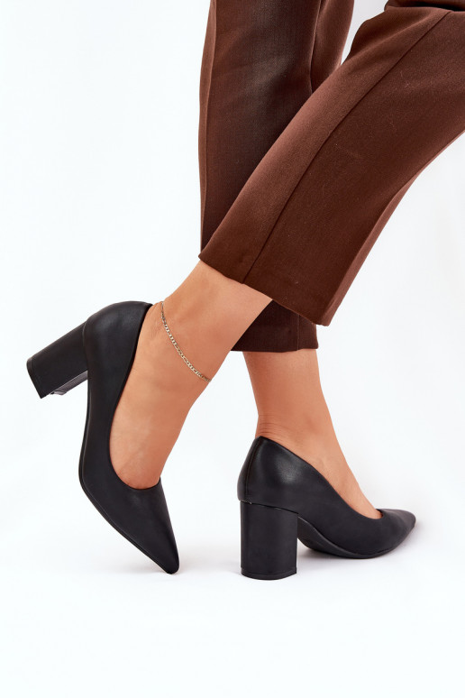 sapatos de salto alto com bicos pontiagudos em preto