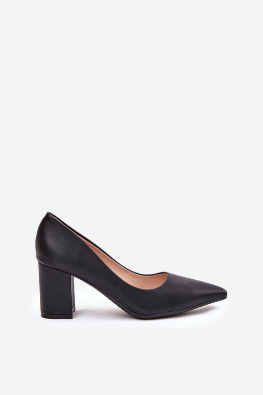 sapatos de salto alto com bicos pontiagudos em preto