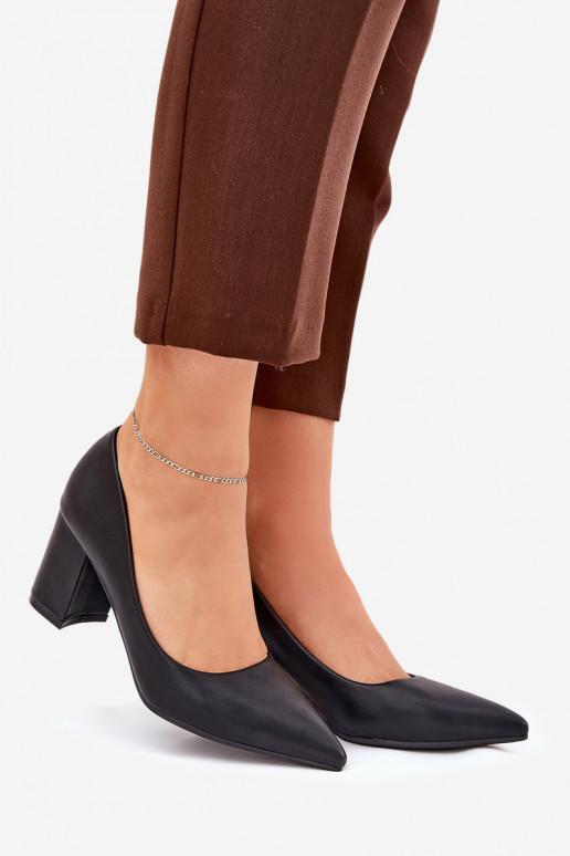 sapatos de salto alto com bicos pontiagudos em preto
