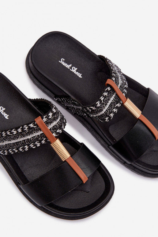Chinelos femininos pretos com plataforma, tiras e detalhes dourados Tahlia