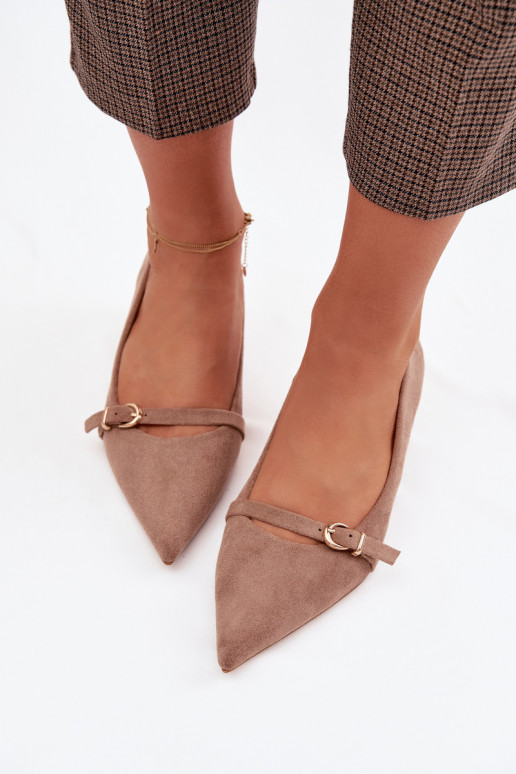 Sapatos femininos bege com salto baixo e saltos decorados Pirela