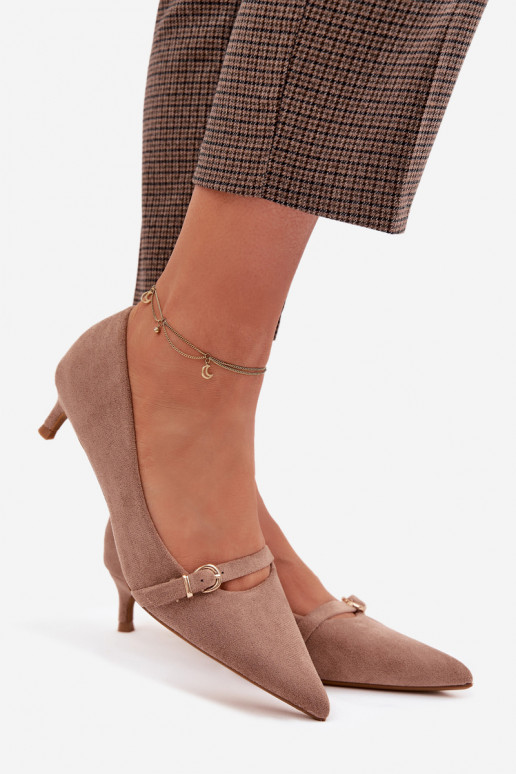 Sapatos femininos bege com salto baixo e saltos decorados Pirela