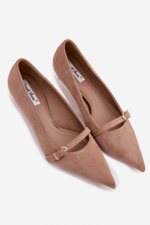Sapatos femininos bege com salto baixo e saltos decorados Pirela