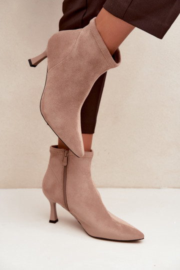 Botins femininos com salto fino e costuras na cor areia Clancy
