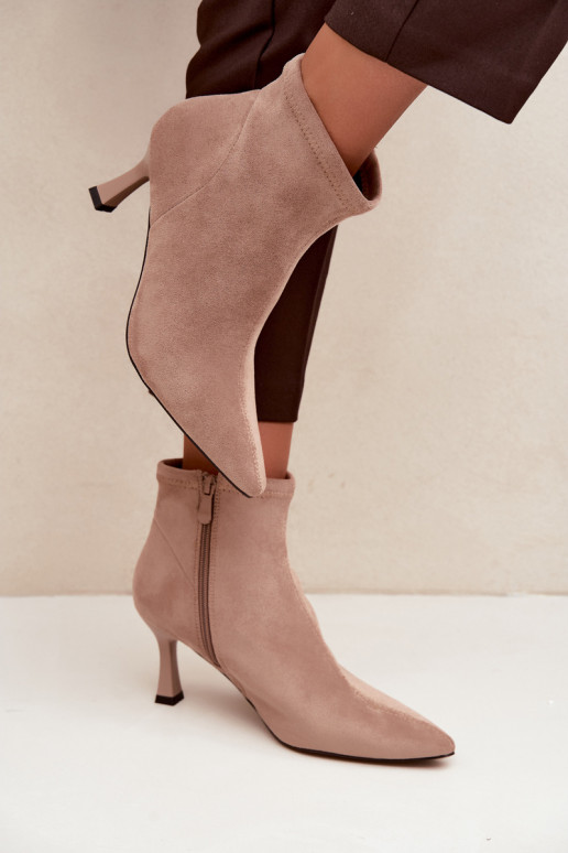 Botins femininos com salto fino e costuras na cor areia Clancy