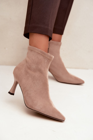 Botins femininos com salto fino e costuras na cor areia Clancy 2