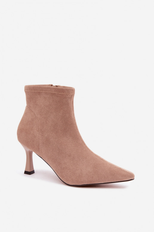Botins femininos com salto fino e costuras na cor areia Clancy
