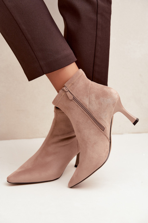 Botins femininos com salto fino e costuras na cor areia Clancy