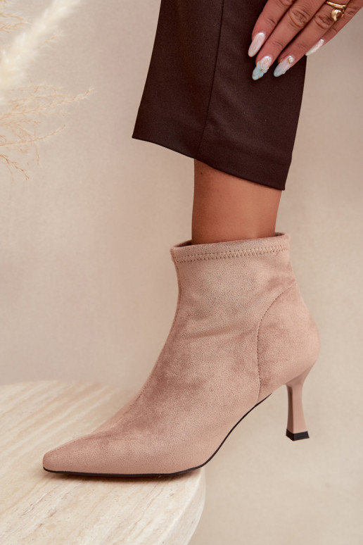 Botins femininos com salto fino e costuras na cor areia Clancy