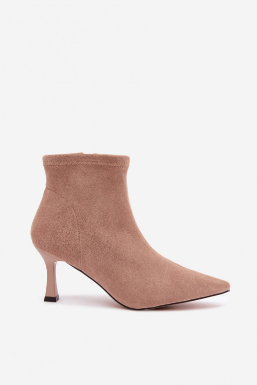 Botins femininos com salto fino e costuras na cor areia Clancy