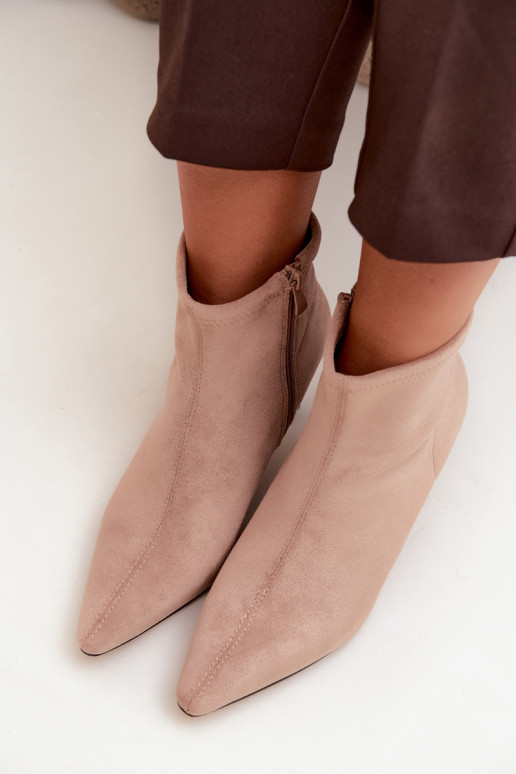 Botins femininos com salto fino e costuras na cor areia Clancy