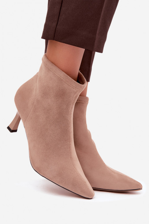 Botins femininos com salto fino e costuras na cor areia Clancy