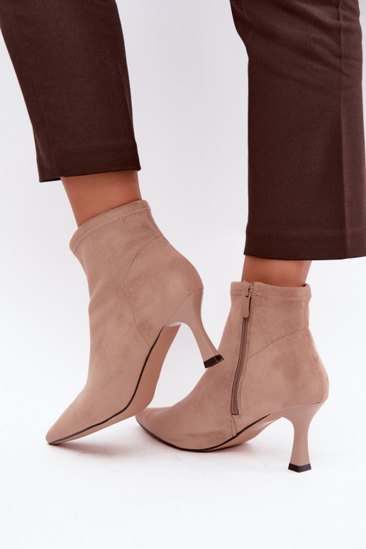 Botins femininos com salto fino e costuras na cor areia Clancy