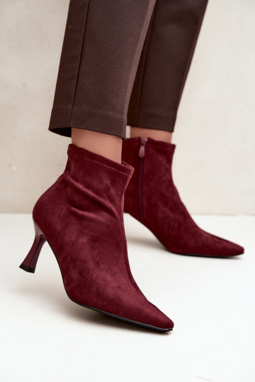 Botins femininos com salto fino e costuras na cor bordô Clancy