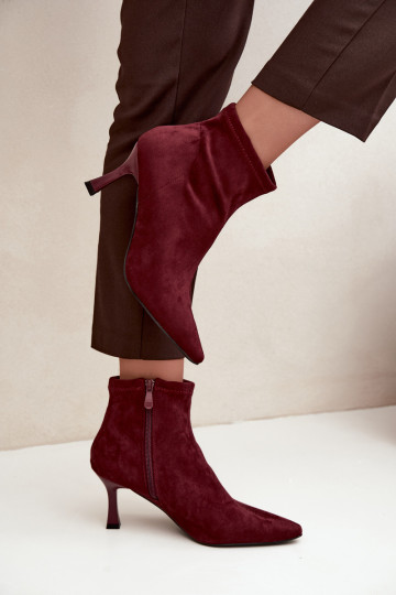 Botins femininos com salto fino e costuras na cor bordô Clancy 2