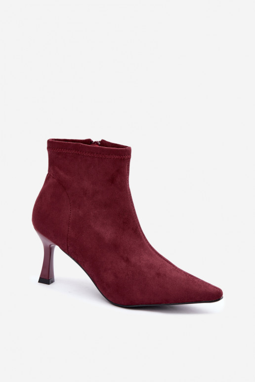 Botins femininos com salto fino e costuras na cor bordô Clancy