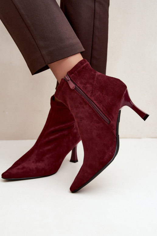 Botins femininos com salto fino e costuras na cor bordô Clancy