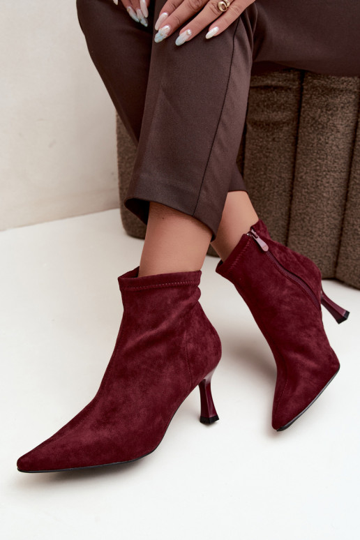 Botins femininos com salto fino e costuras na cor bordô Clancy